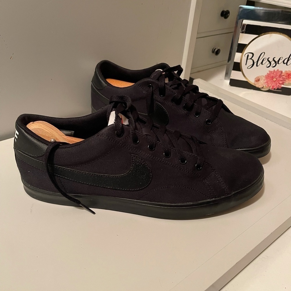 Nikes very nice and  simple sneaker with black logo in two sides - Picture 2 of 16
